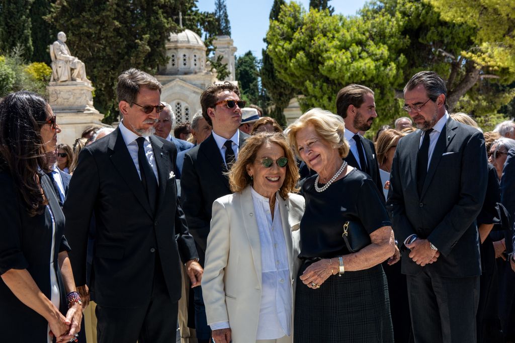 Ana María de Grecia con la viuda de Miguel de Grecia, Marina Karella, en su funeral el 1 de agosto de 2024 en Atenas 