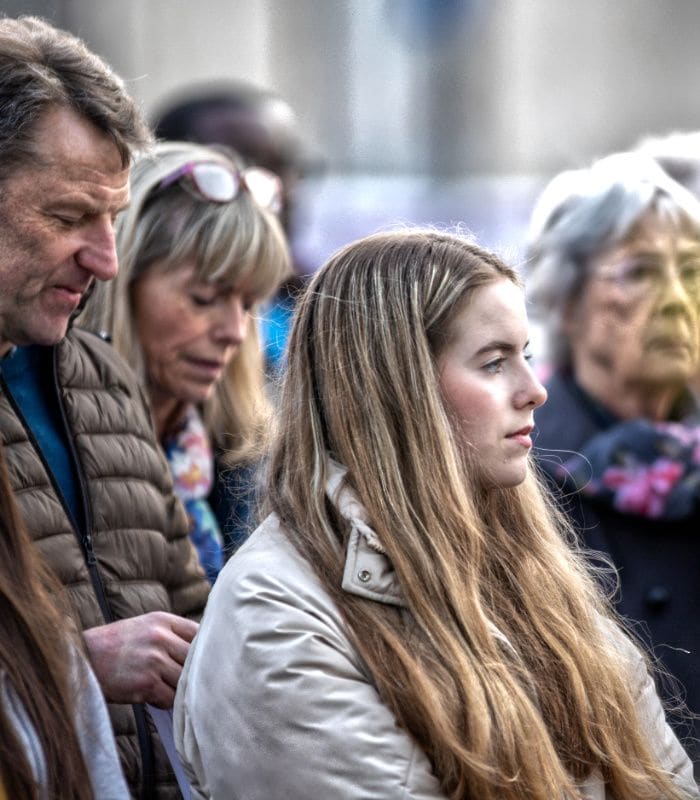 Amelie McCann junto a sus padres