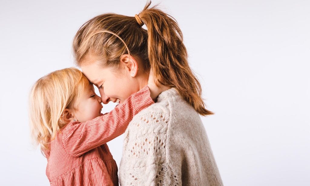 madre e hija abrazadas