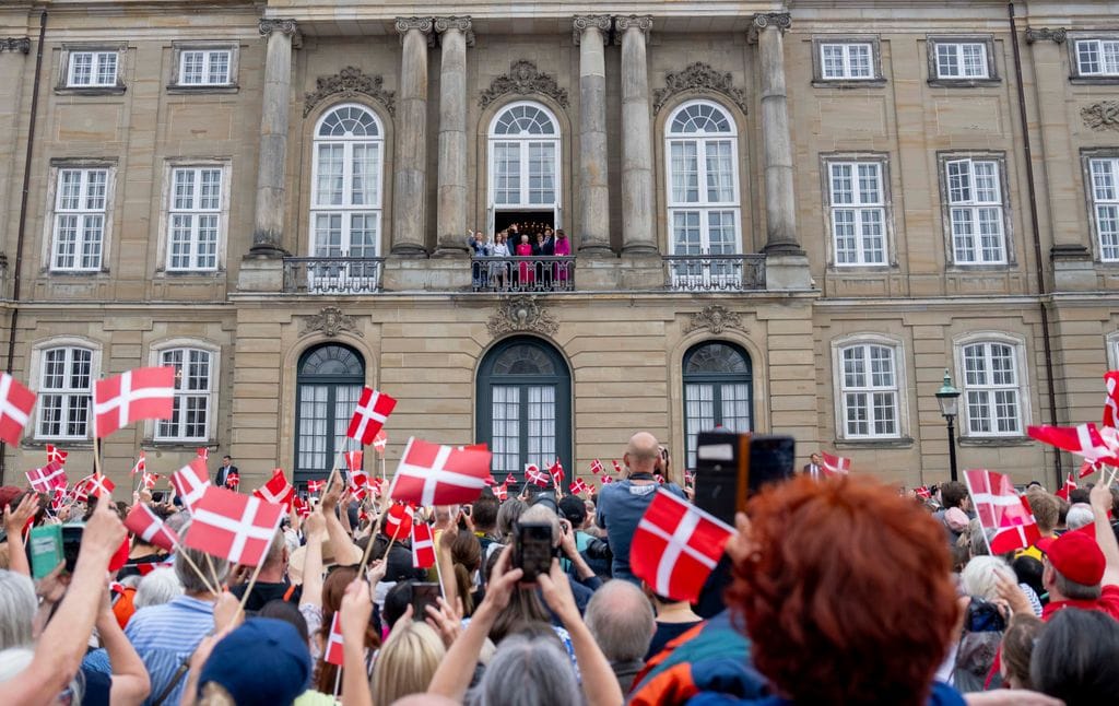 El rey Federico de Dinamarca se asoma al balcón del Palacio de Amalienborg, en Copenhagen, para celebrar su 56º cumpleaños, el primero que celebró estando en el trono