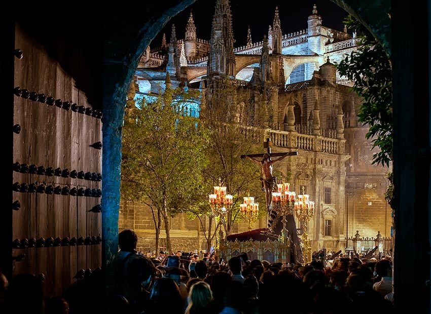 Procesión en Plaza del Triunfo en Semana Santa, Sevilla.