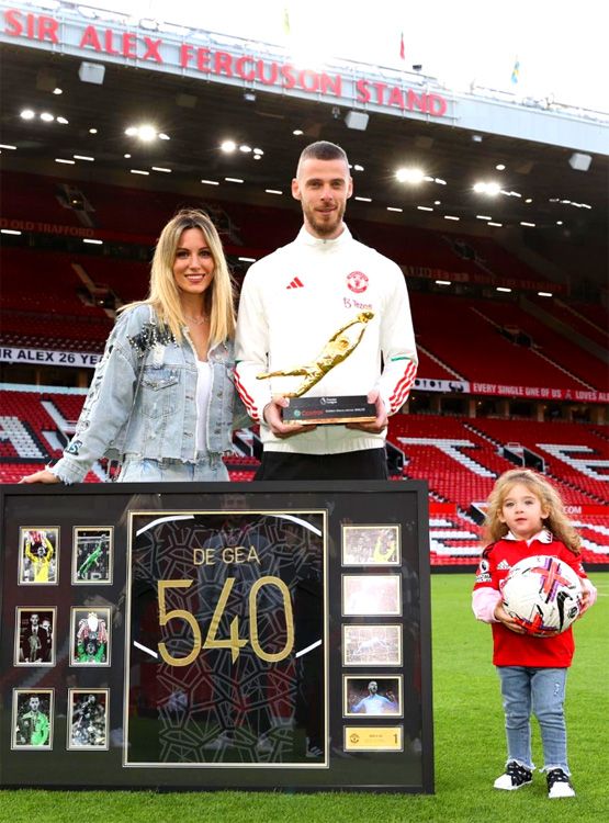 David de Gea, con Edurne y Yanay el Old Trafford