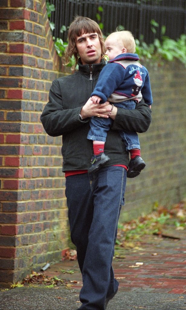 Liam Gallagher con su hijo Lennon en el año 2000