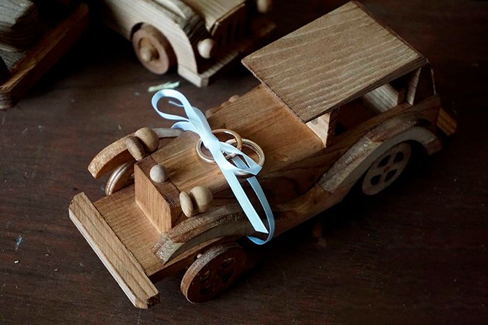 coche de madera para alianzas