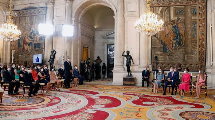 Los Reyes, junto a Leonor y Sofía, rinden homenaje a los trabajadores esenciales durante la pandemia