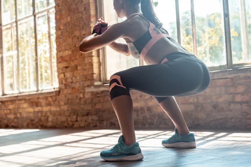 mujer entrenando piernas y glúteos