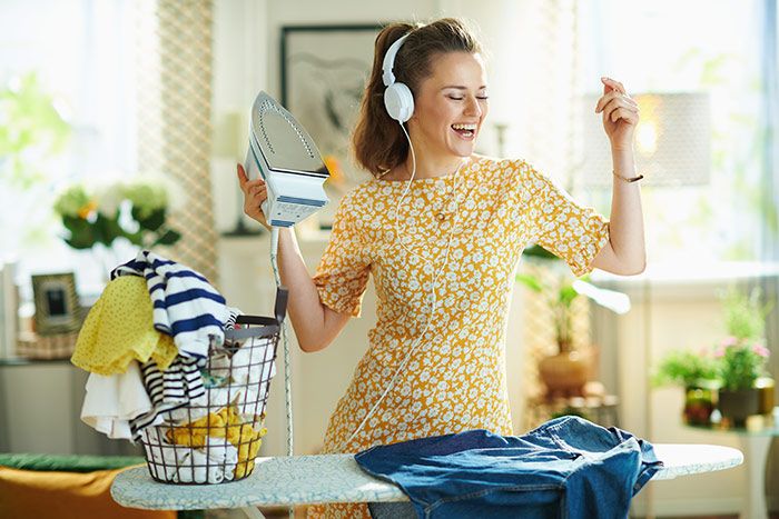 mujer planchando en casa