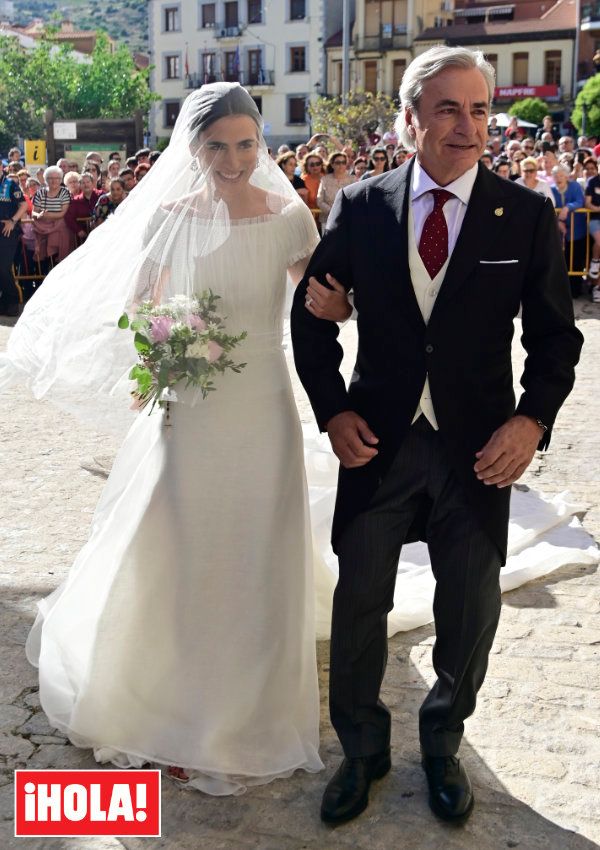 Blanca Sainz el día de su boda con vestido minimalista