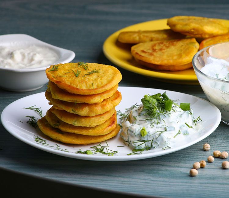 Tortitas de harina de garbanzos con salsa de yogur al eneldo