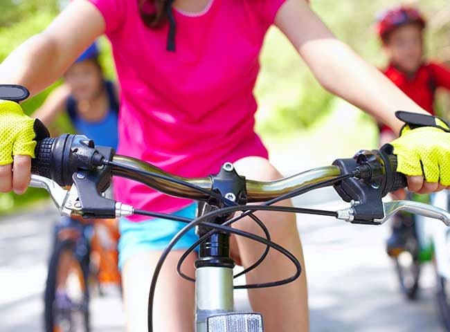 Familia montando en bicicleta