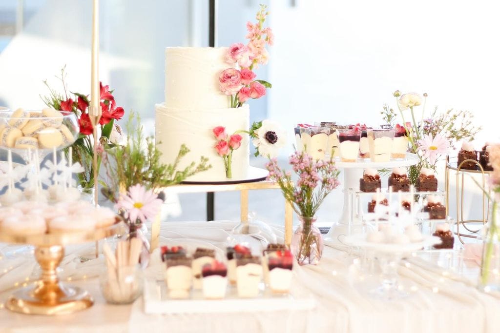 Mesa con postres mini para bodas