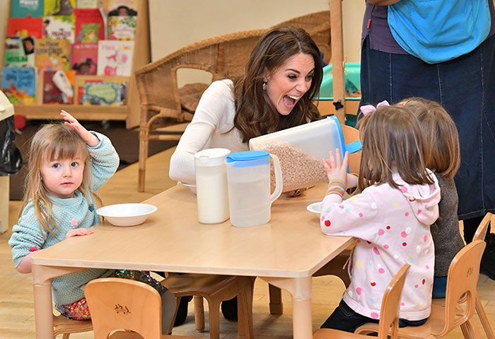 Kate MIddleton, rodeada de niños en un centro escolar