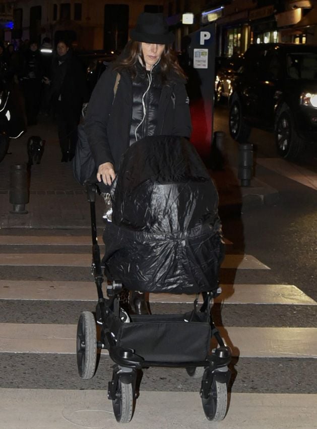 Por si todo eso fuera poco, Raquel demostró que, como todas las madres de hoy en día, tiene la capacidad de estirar el tiempo y sacó un hueco para llevar a uno de sus hijos al centro de salud.
