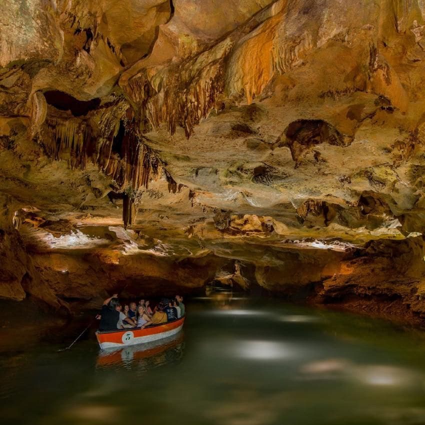 en barca por las cuevas de san josep en castellon