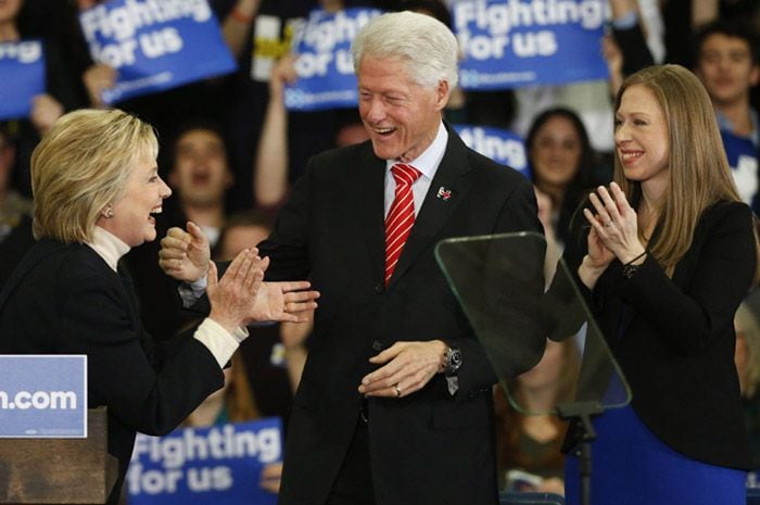 Hillary Clinton recibe el apoyo de su hija Chelsea y de su marido, el ex Presidente de los Estados Unidos, Bill Clinton, durante un acto de campaña realizado el pasado 9 de febrero en New Hampshire
