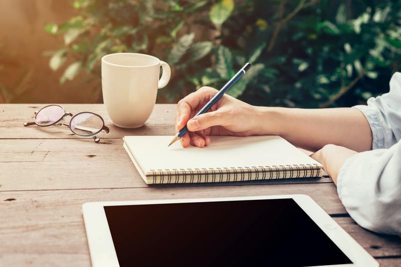 mujer escribiendo