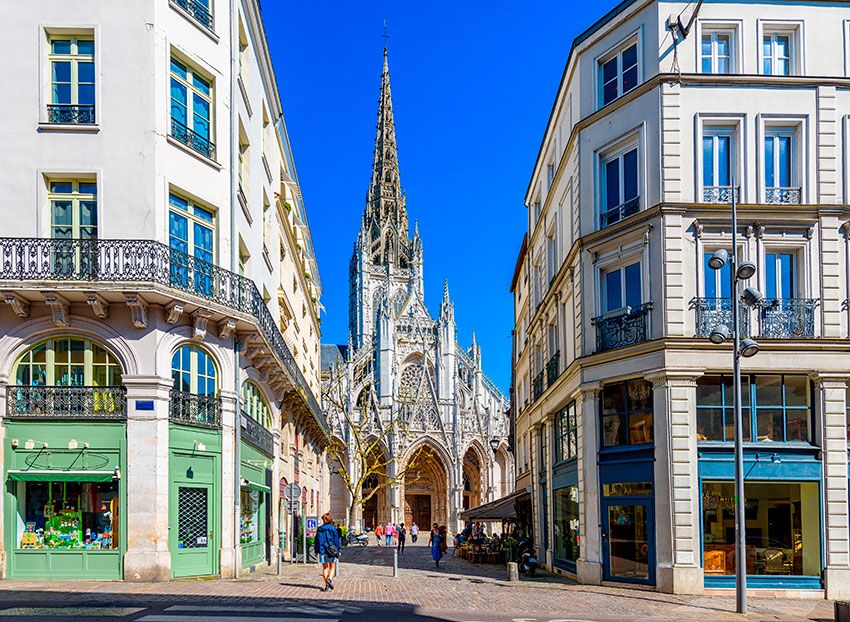 Calles e iglesia de Saint-Maclou en Rouen, Normandía, Francia