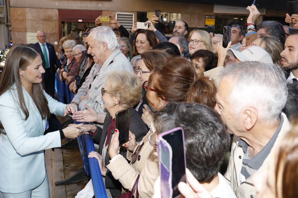 La princesa Leonor saluda a los ciudadanos de Oviedo tras recibir el título de alcaldesa honoraria de Oviedo