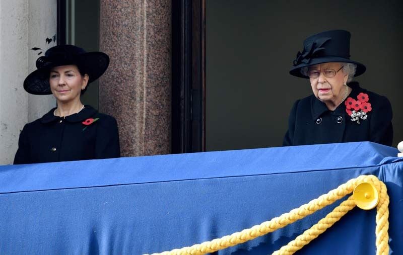 Isabel II con una de sus damas de honor