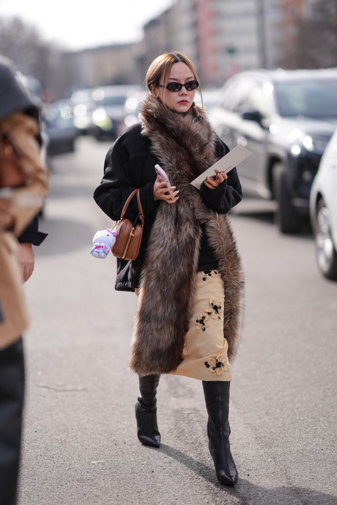 La bufanda de pelo es tendencia en invierno