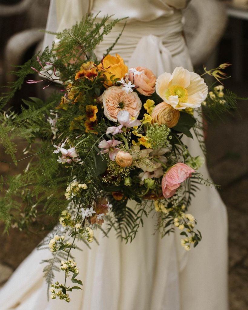 Ramo de novia silvestre y salvaje con flores pastel