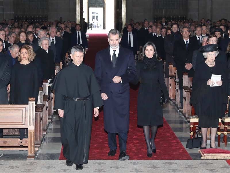 Reyes Felipe y Letizia en el funeral de la infanta Pilar