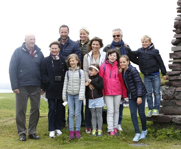 En esta foto familiar, que se tomó la Familia Real noruega durante las vacaciones del pasado verano, se puede a la princesa Marta Luisa con su marido y sus tres hijas: Maud Angélica, Leha Isadora y Emma Tallulah
