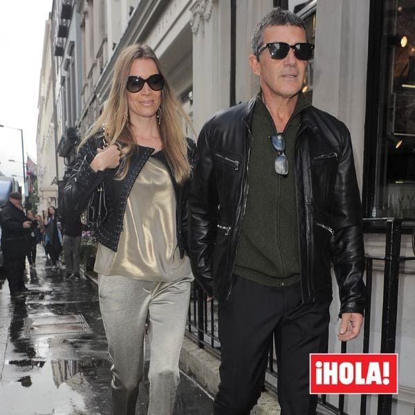 Antonio Banderas y su novia, Nicole Kimpel, fueron algunos de los invitados VIP de Victoria Beckham para presentar su nueva colección en su tienda de Londres
