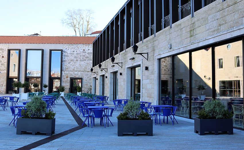 Zona de restauración en WOW en nuevo barrio de moda en Oporto