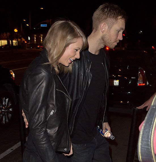 Taylor Swift y Calvin Harris son la pareja sorpresa de la primavera. Pero no sólo su romance nos ha sorprendido, también los estilismos perfectamente coordinados que han elegido para sus primeras salidas juntos. En la imagen, con total looks negros.
