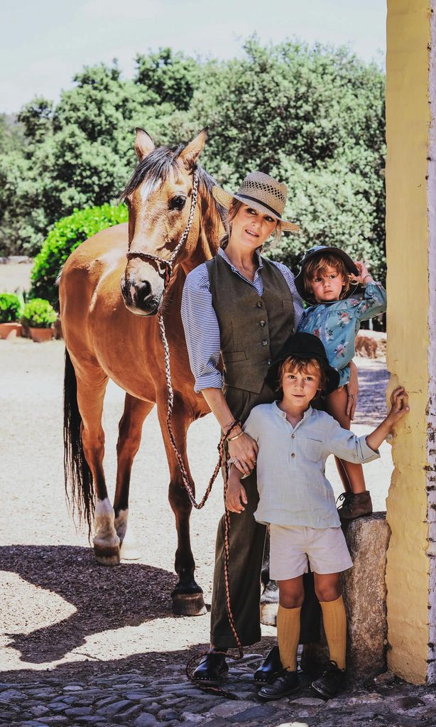 Casilda, equipada para salir a dar un paseo a caballo, acompañada de su hijo Ignacio y con la pequeña Rosario en brazos.