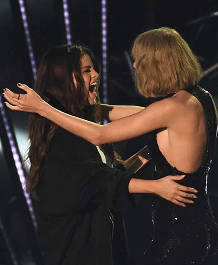 Selena Gomez y Taylor Swift abrazándose en el escenario