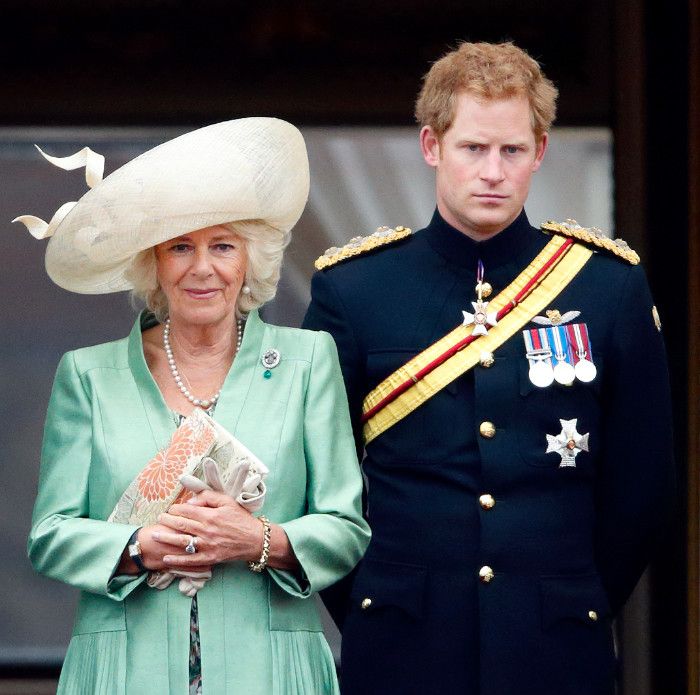 El príncipe Harry con la reina Camilla en Buckingham