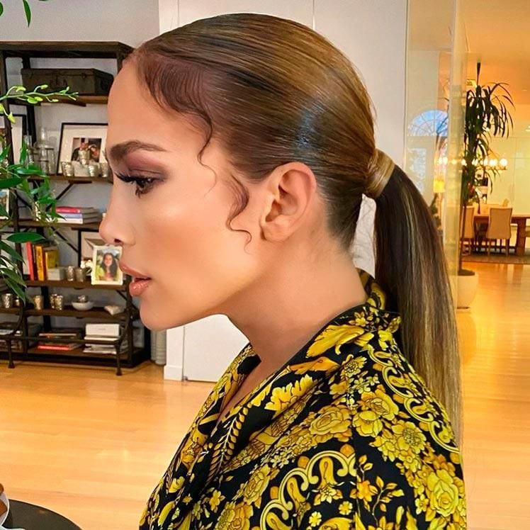 jennifer lopez con pony tail y mechones de baby hair