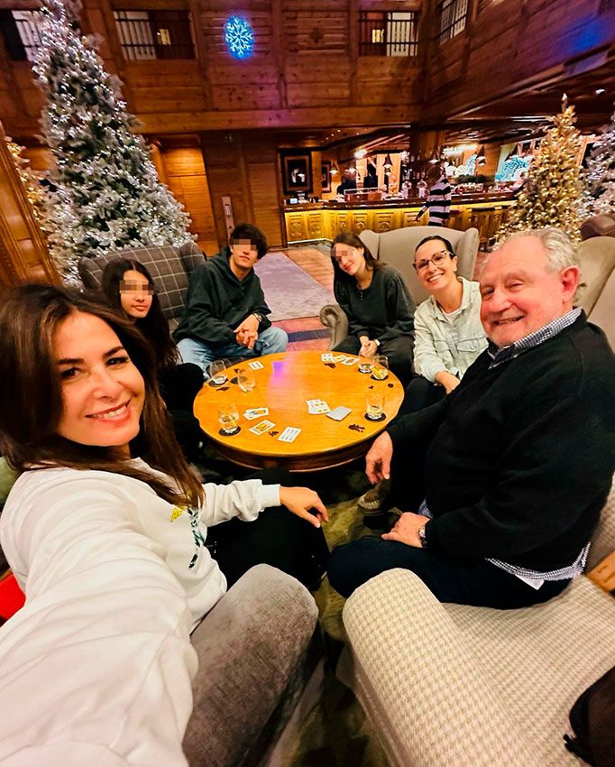 Nuria Roca con su familia en la nieve