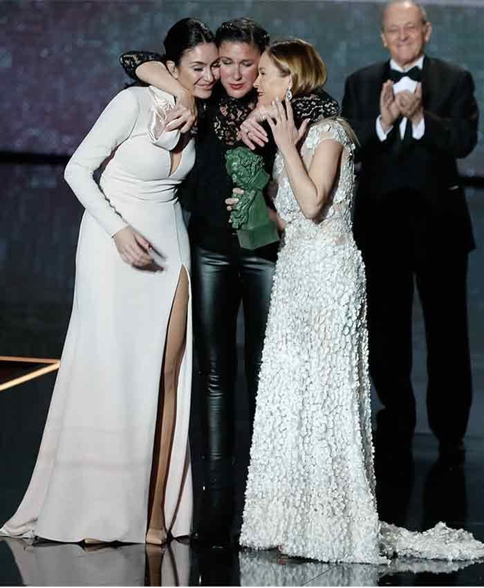 María, Tamara y Celia Esteve Flores recogiendo el Goya de Honor a su madre