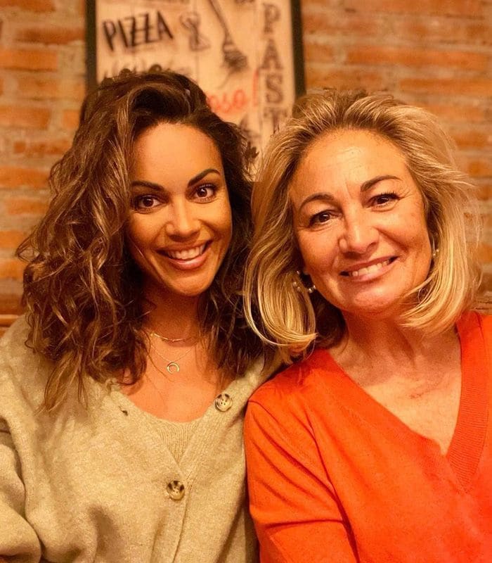 Lara Álvarez y su madre