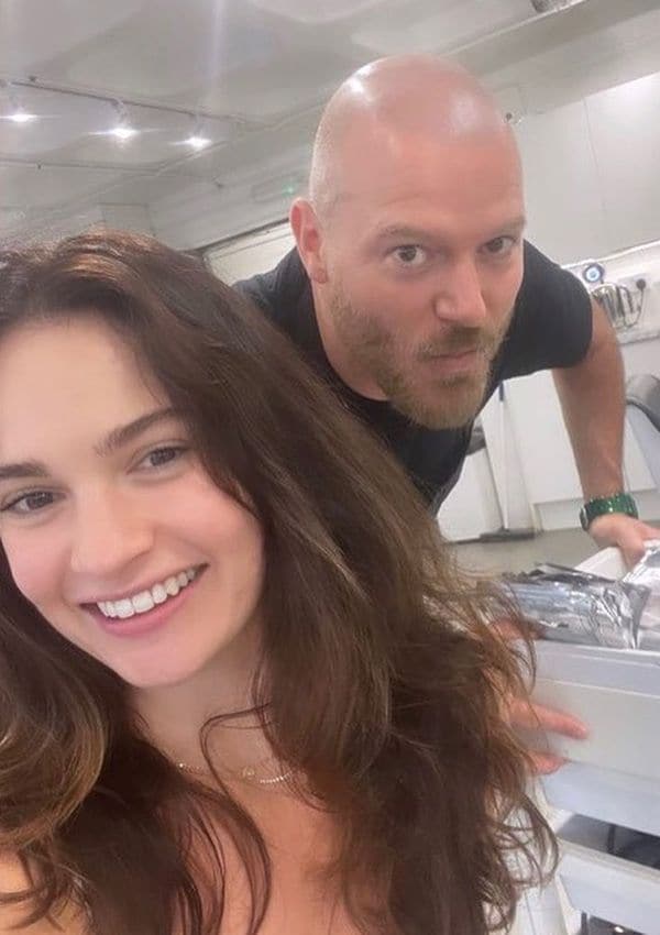 Lily James con el peluquero John Macpherson