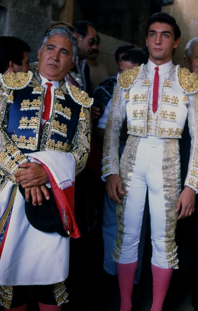 El torero Rafa Camino junto a su padre el torero Paco Camino el día de su alternativa en Nimes en 1987