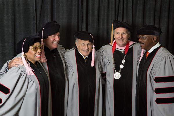 De izquierda a derecha: Dee Dee Bridgewater, Julio Iglesias, Doug Morris, Roger H. Brown (Presidente del Berklee College of Music) y Harvey Mason. (La fotografía fue realizada por Michael D. Spencer 2015)
