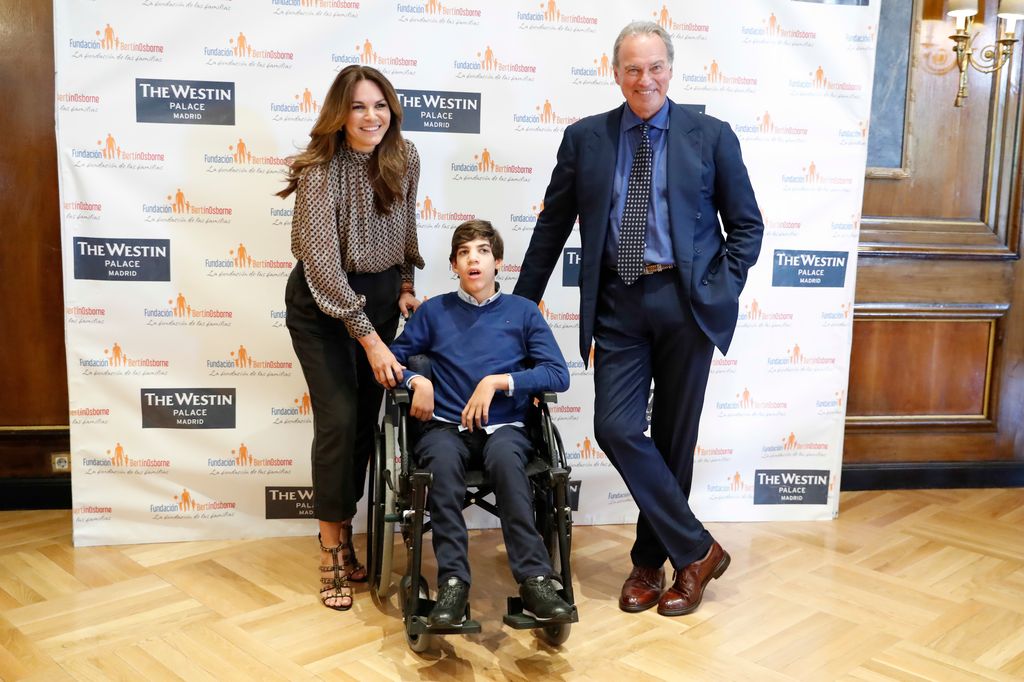 Bertín Osborne y Fabiola Martínez con su hijo Kike durante la presentación de la campaña 'Sin Instrucciones' en Madrid el 2 de octubre de 2019