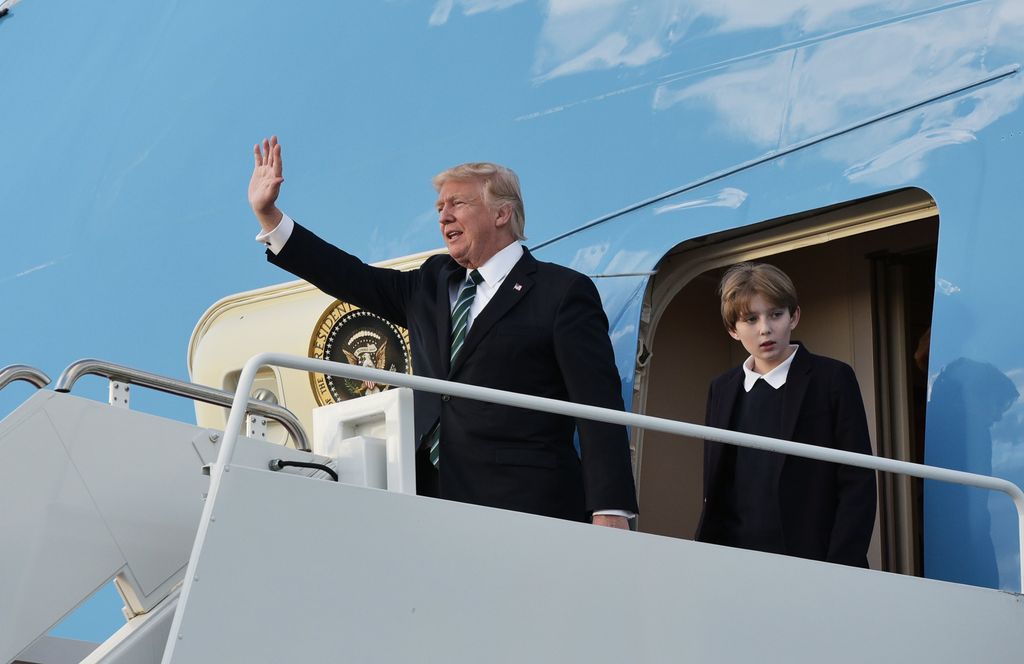 Donald Trump y su hijo Barron en el Air Force One el 17 de marzo de 2017