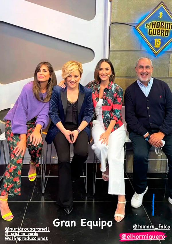 Nuria Roca con pantalón estampado y jersey violeta en El Hormiguero