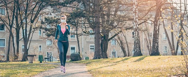 Mujer, corriendo en un parque