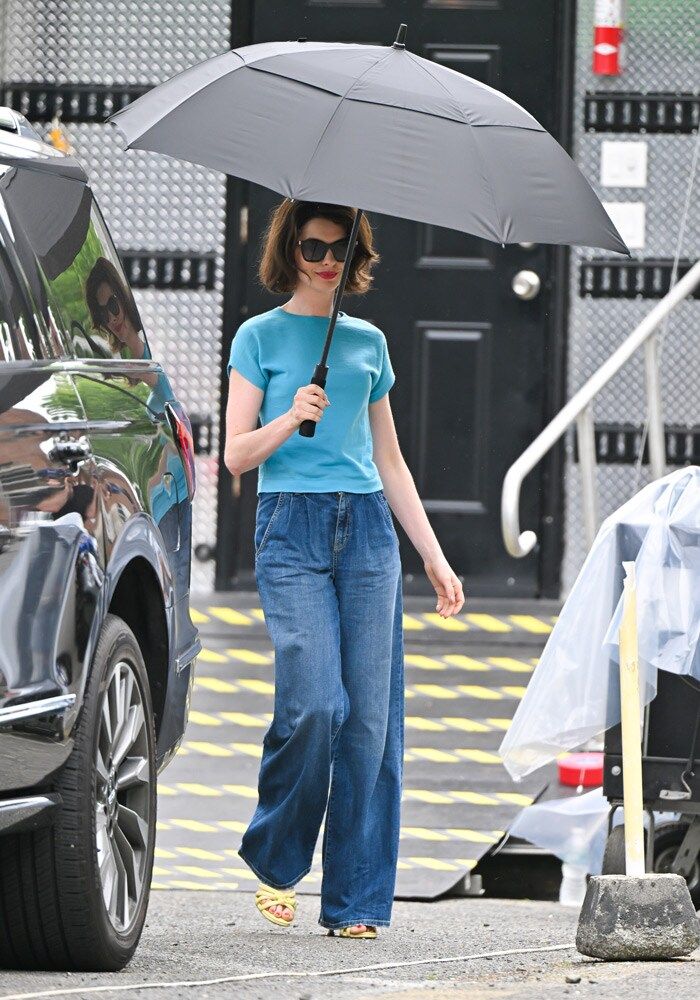 anne hathaway baggy jeans a