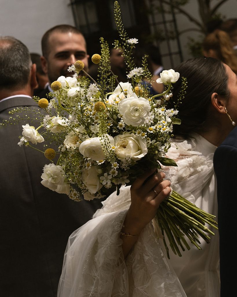 Ramos de novia blancos ranúnculos y craspedia