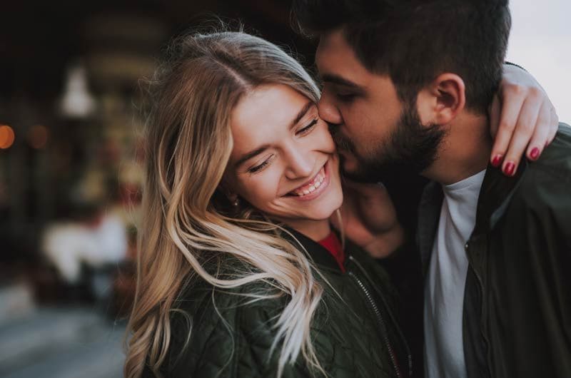 istock pareja abrazo