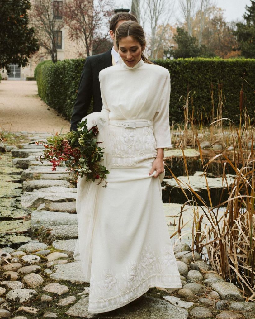 Vestido de novia con cinturón con bordados