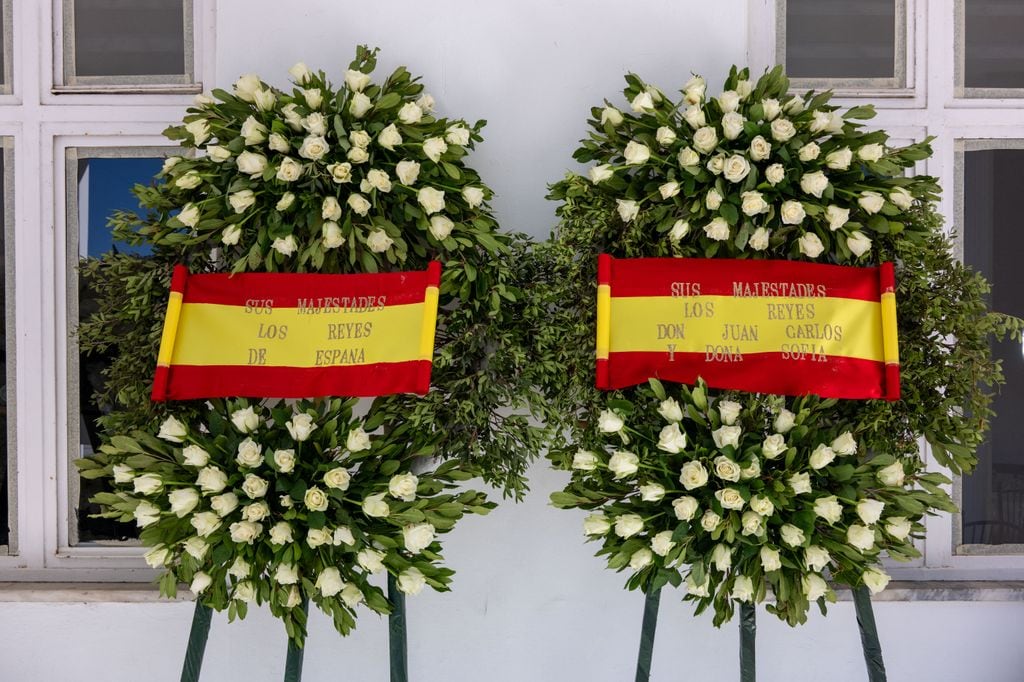 Corona de flores de los Reyes Felipe y Letizia y de los reyes Juan Carlos y Sofía en el funerla de Miguel de Grecia el 1 de agosto de 2024