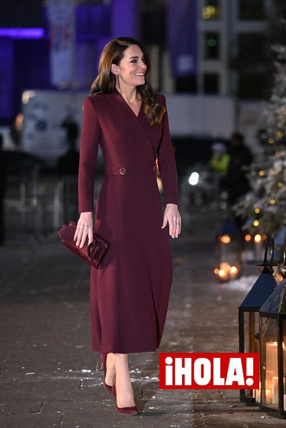 Kate Middleton y su abrigo burdeos de Eponine London con salones de ante